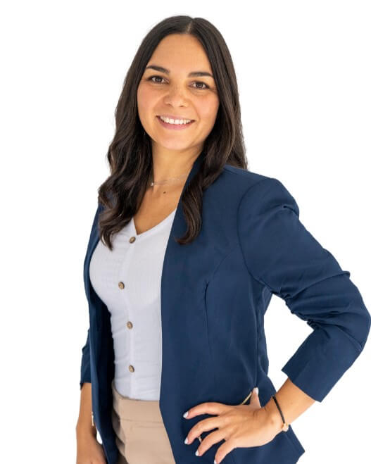Google-Ranking-verbessern-mit-halbrund Google Ranking verbessern im Aargau Portraitbild von Corinne von halbrund mit blauem Blazer